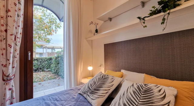 Ground-floor Apartment With Garden and Pool Access, Забронировать Апартаменты/квартира Бибионе-Пинеда Венето, рядом с Долина Вальгранде
