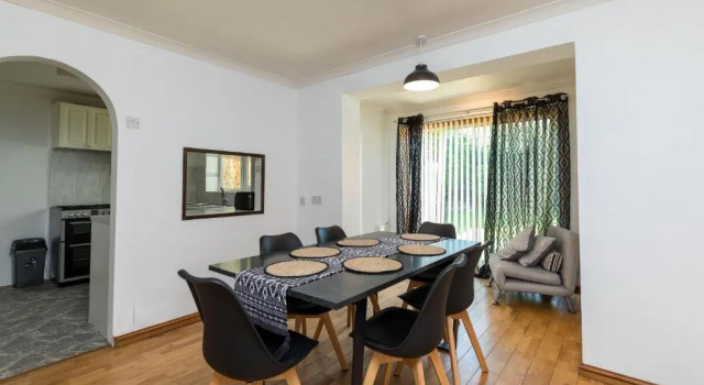 Findon House Spacious 3 bedroom, contractor, relocations friendly,10mins from GATWICK Airport, free parking, WIFI, garden, CRAWLEY, Забронировать Отель Отели Исторического графства Суссекса с парковкой, Парковка