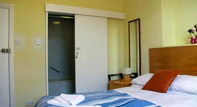 Номер Standard Ambassador Hotel