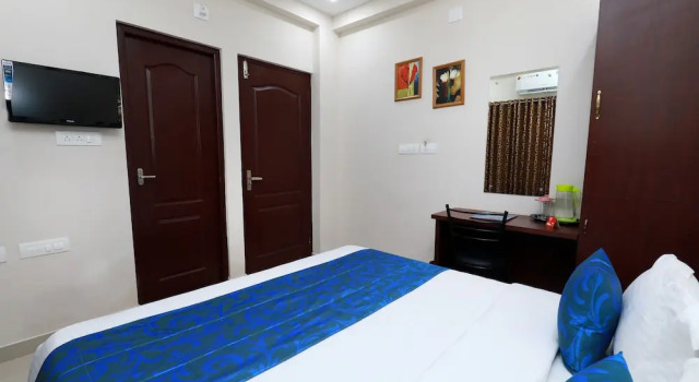 OYO 6728 Almas Residency, Забронировать Отель Отели штата Кералы с парковкой, Парковка