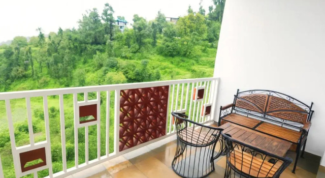Номер Deluxe с балконом и с красивым видом из окна Kafal Pako Resort - Himalayan View Resort In Mukteshwar