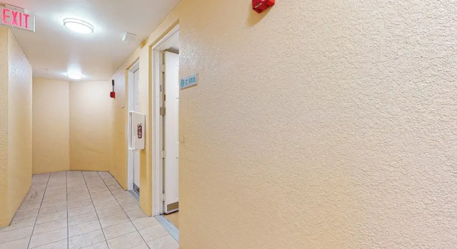 Inviting 2BR Condo w/ Lanai, Wet Bar & Office