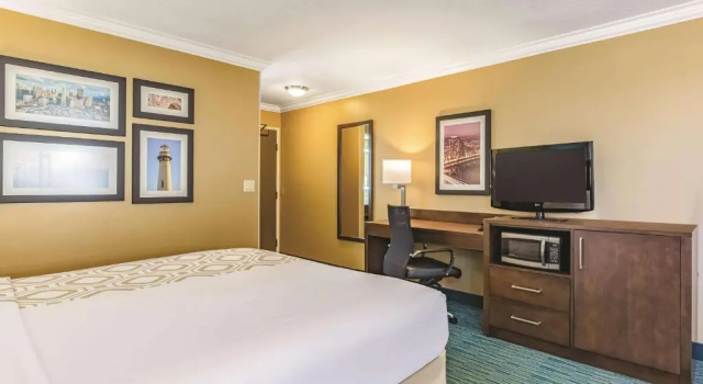 Номер Standard La Quinta Wyndham SFO Airpt WEST Millbrae-Pres Award Winner-FREE ARPRT SHTL until 1240am