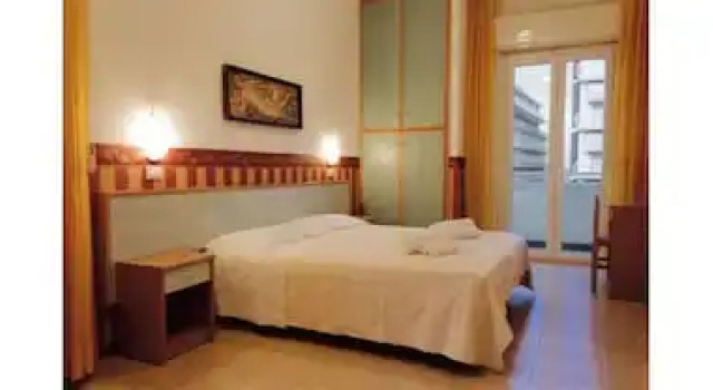 Четырёхместный номер Economy с балконом Hotel Plaza con piscina