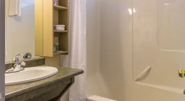 Четырёхместный номер Standard с балконом и с видом на гавань Bathgate Resort and Marina