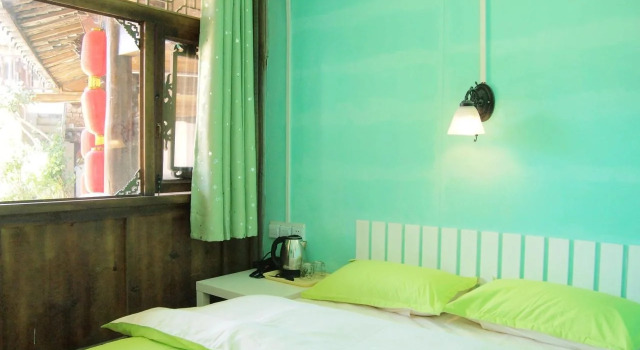 Lijiang Kelsang Hostel, Забронировать Хостел Лицзян Юньнань, рядом с Улица Сквер-стрит Древнего города Даянь