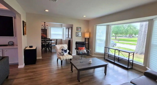 Spacious 4bd Retreat Near Nasa and Kemah, Book Feriehus Sommerhuse i Houston, Hytte