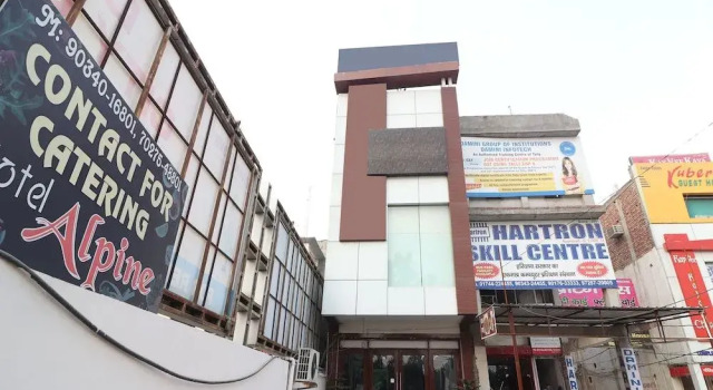 OYO 22977 Hotel Alpine, Varaa Hotelli Thanesar Haryana
