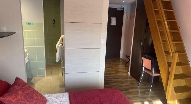 Четырёхместный семейный номер Standard Logis Hôtels Le Saint Georges