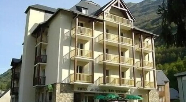 Hotel Le Montaigu, Rezerwuj Hotel Esquieze-Sere Langwedocja-Roussillon