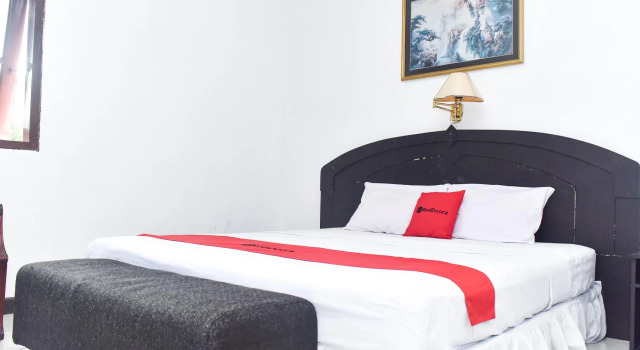 Люкс RedDoorz Plus @ Tirta Kencana Hotel