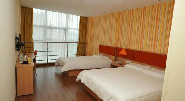 Home Inn Jimo Heshan Road Datongma Square, Rezerwuj Hotel Hotele w Jimo z parkingiem, Parking