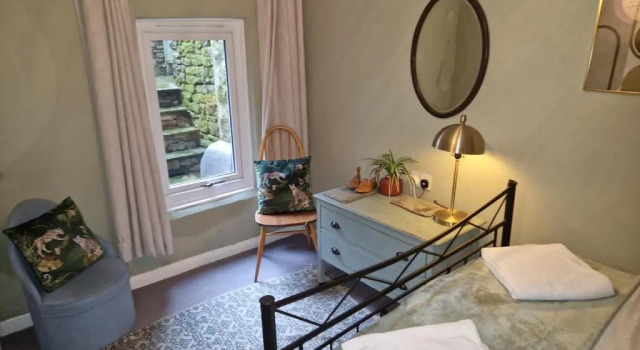 Super Lake District Cottage in Heart of Kendal 3 Double Beds, Забронировать Отель Кендал Озерный край