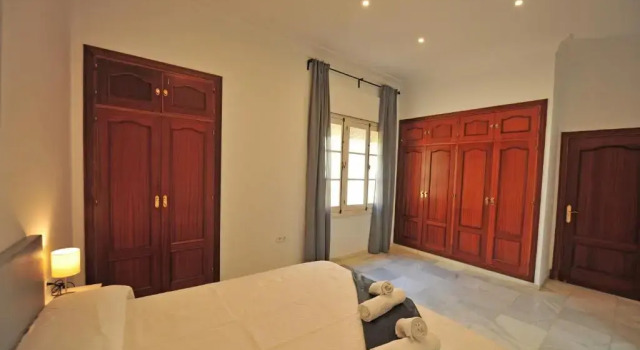 Palacio Centro Terraza ascensor 8 dormitorios, Забронировать Апартаменты/квартира Отели Херес-де-ла-Фронтера с парковкой, рядом с Винотека Гонсалес Байасс, Парковка