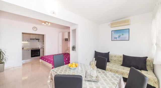 Nice Home in Kastel Kambelovac With Wifi and 0 Bedrooms, Rezerwuj Hotel Hotele w Split-Dalmatia County z parkingiem, Parking