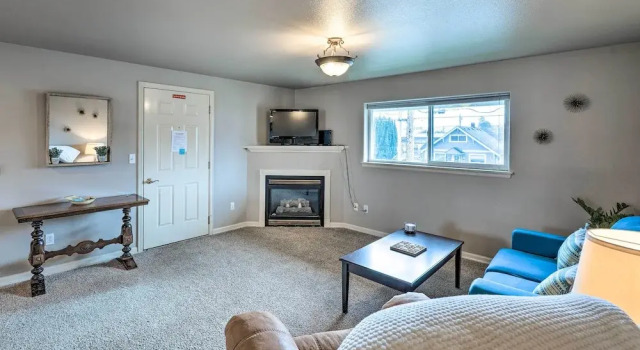 Apartment w/ Gas Fireplace ~ 1/2 Mi to Beach!, Prenota Appartamento Anacortes 
