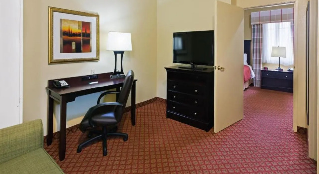 Четырёхместный люкс c 1 комнатой Country Inn & Suites by Radisson, Oklahoma City at Northwest Expressway, OK