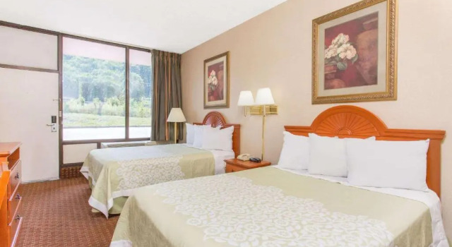Четырёхместный номер Standard Days Inn by Wyndham Princeton