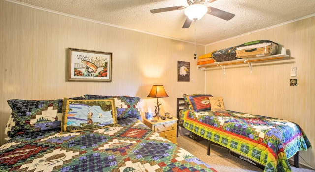 Cozy Waterfront Cottage w/ Deck on White River!, Varaa Lomakoti Cotter 