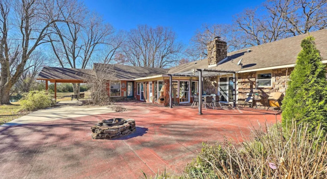Вилла Private Pond + Patio: Expansive Escape in Rogers