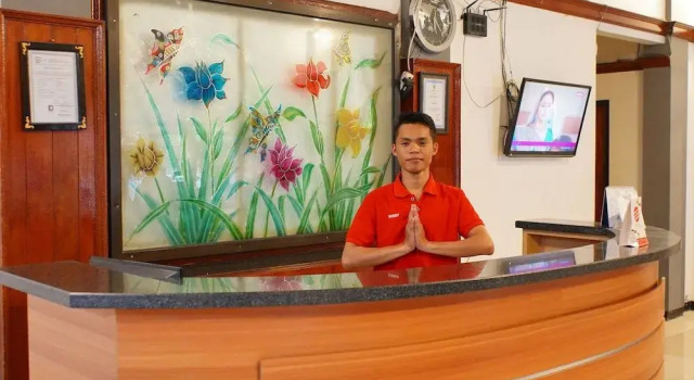 OYO 1333 Wisata Hotel, Prenota Hotel Palu 