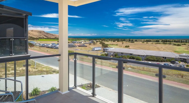 The Haven - 6A Turnberry Drive, Book Hotel Normanville South Australia