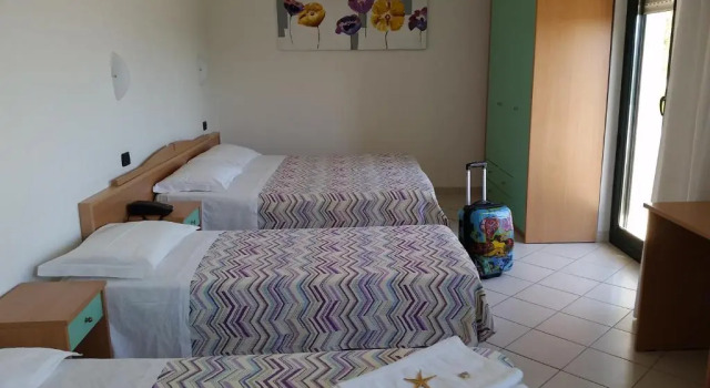 Четырёхместный номер Standard с балконом Hotel Marebello