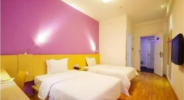7Days Inn Yibin Peoples Park, Book Hotel Hotels in Yibin with Parking, Parking
