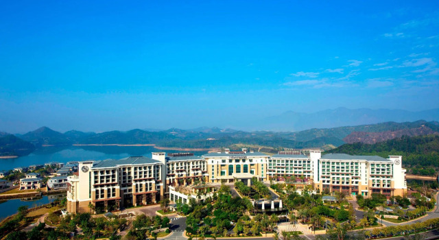 Двухместный номер Deluxe с видом на сад Sheraton Huizhou Bailuhu