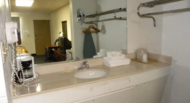 Четырёхместный номер Deluxe Guest Inn Rogers