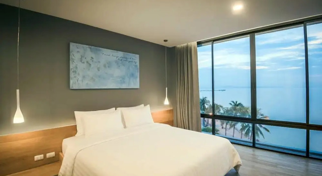 Номер Standard с балконом и с видом на море Kalm Bangsaen Hotel