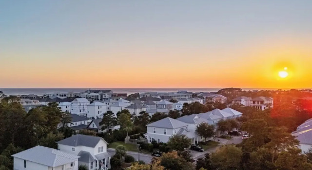 Gulf Coast Gem by Avantstay 3 Blocks to Beach & Town Plaza Community Pool
