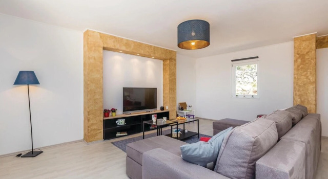 Nice Home in Lukovo with Hot Tub, WiFi & 4 Bedrooms, Rezerwuj Hotel  