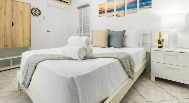 Cozy 3BR Town Home in Gated Community Palm Beach