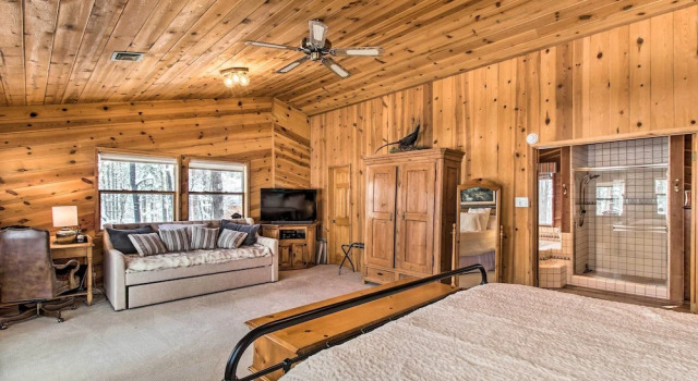 Коттедж Pinetop Cabin w/ Private Patio on Eighth Green