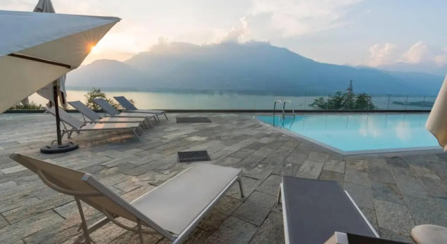 Коттедж Magic lake view with beautiful pool area