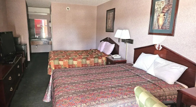 Четырёхместный номер Standard Red Carpet Inn-Macon
