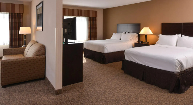 Четырёхместный люкс Holiday Inn Express & Suites Fairmont by IHG