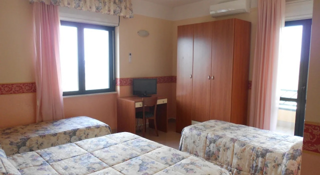 Четырёхместный номер Standard с балконом Hotel De La Ville