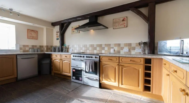 Коттедж The Holmes Barn - Sleeps 16 - Pet Friendly