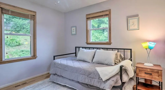 Charming Mills River Home w/ Porch & Yard!, Забронировать Дом для отпуска Миллз-Ривер Аппалачи