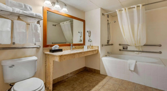 Двухместный люкс Clarion Hotel Conference Center on Lake Erie