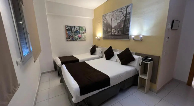 Трёхместный номер Standard Hotel Travessera