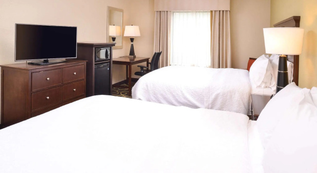 Четырёхместный номер Standard Hampton Inn Omaha Midtown-Aksarben