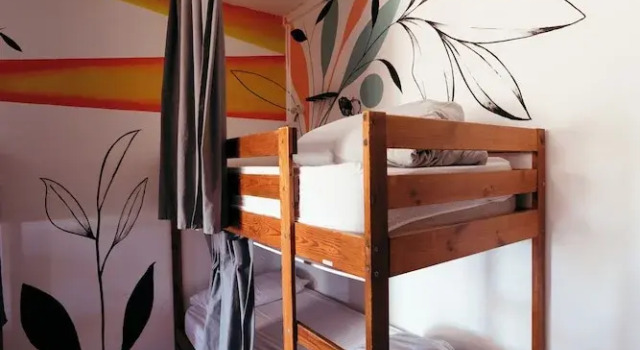 Кровать в общем номере Ocean Nomads Coworking Tenerife