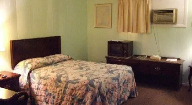 Travel Inn, Varaa Hotelli Hotellit New England uima-altaalla, Uima-allas