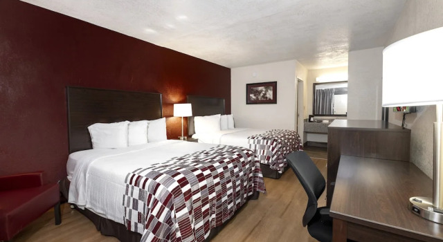 Четырёхместный номер Deluxe с балконом Red Roof Inn West Point