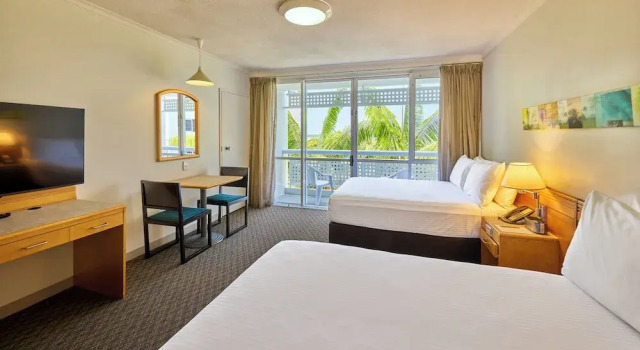 Четырёхместный номер Standard с балконом и с видом на море Cairns Harbourside Hotel