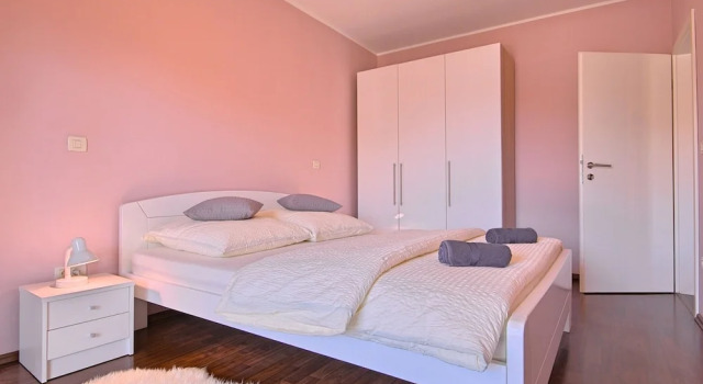 Lovely Apartment in Kaštel With Swimming Pool, Book Apartment Hotels in Monte Kruj with a Pool, Swimming Pool
