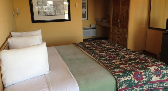 Двухместный номер Standard Super 8 by Wyndham Hazleton
